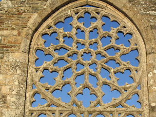 1024px-Plovan_Ruines_de_Languidou_rosace